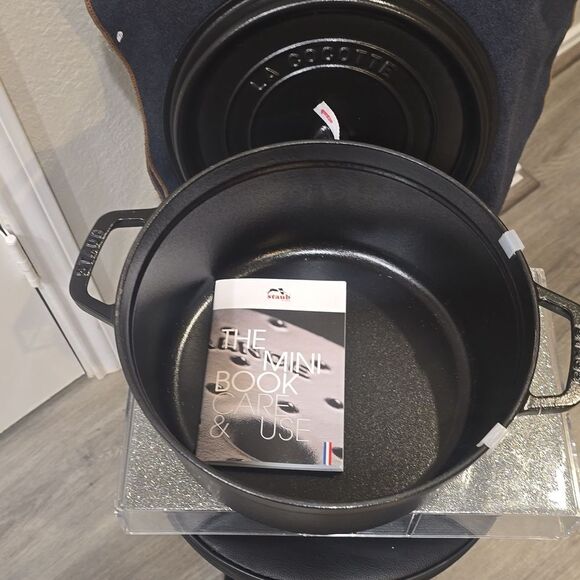 Staub Cast Iron Round Cocotte Dutch Oven 5.5L- Matte Black - Picture 14 of 15